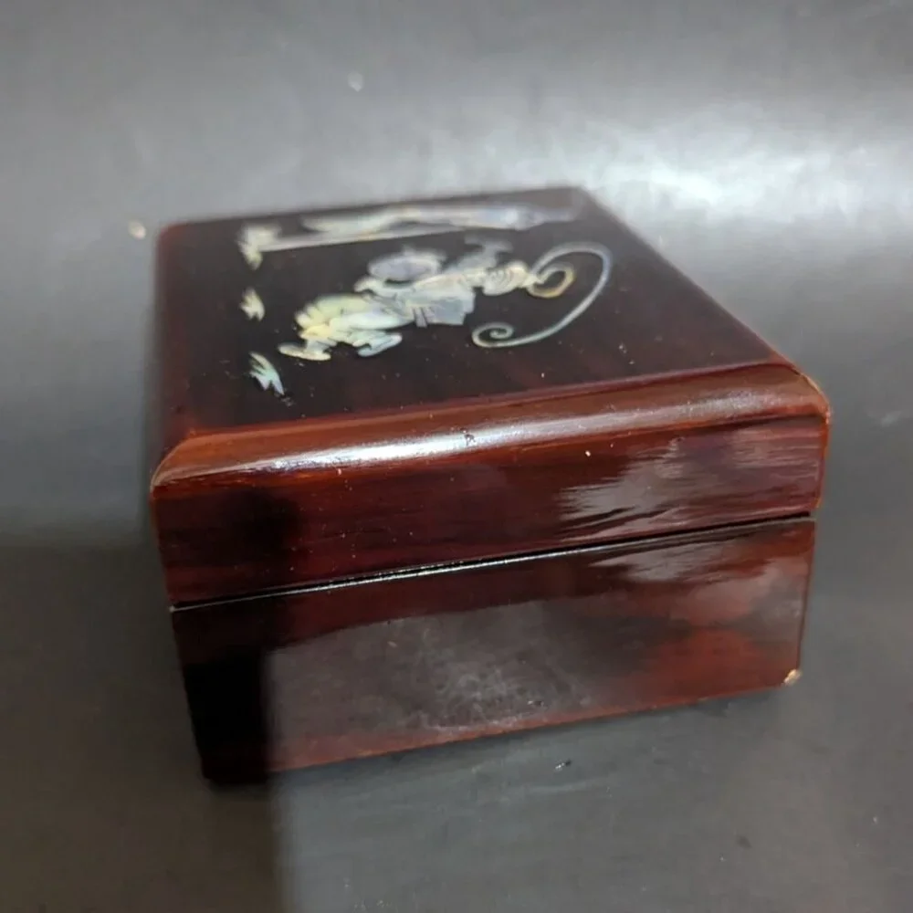 Vintage Wooden Trinket Box With Inlaid Mother-Of-Pearl‎ Design